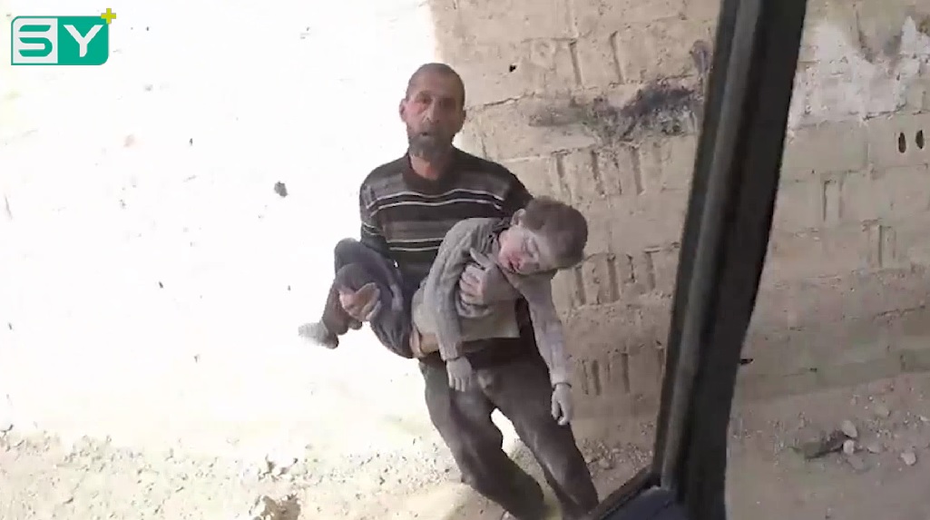 لحظات من الغوطة الشرقية.. إخراج طفلٍ على قيد الحياة في مدينة دوما – آذار 2018