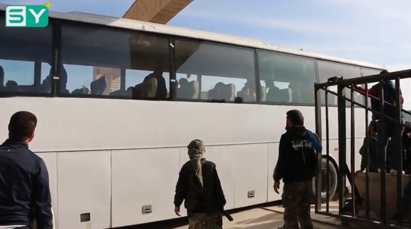 لحظة وصول المهجرين من حي القدم إلى الشمال السوري