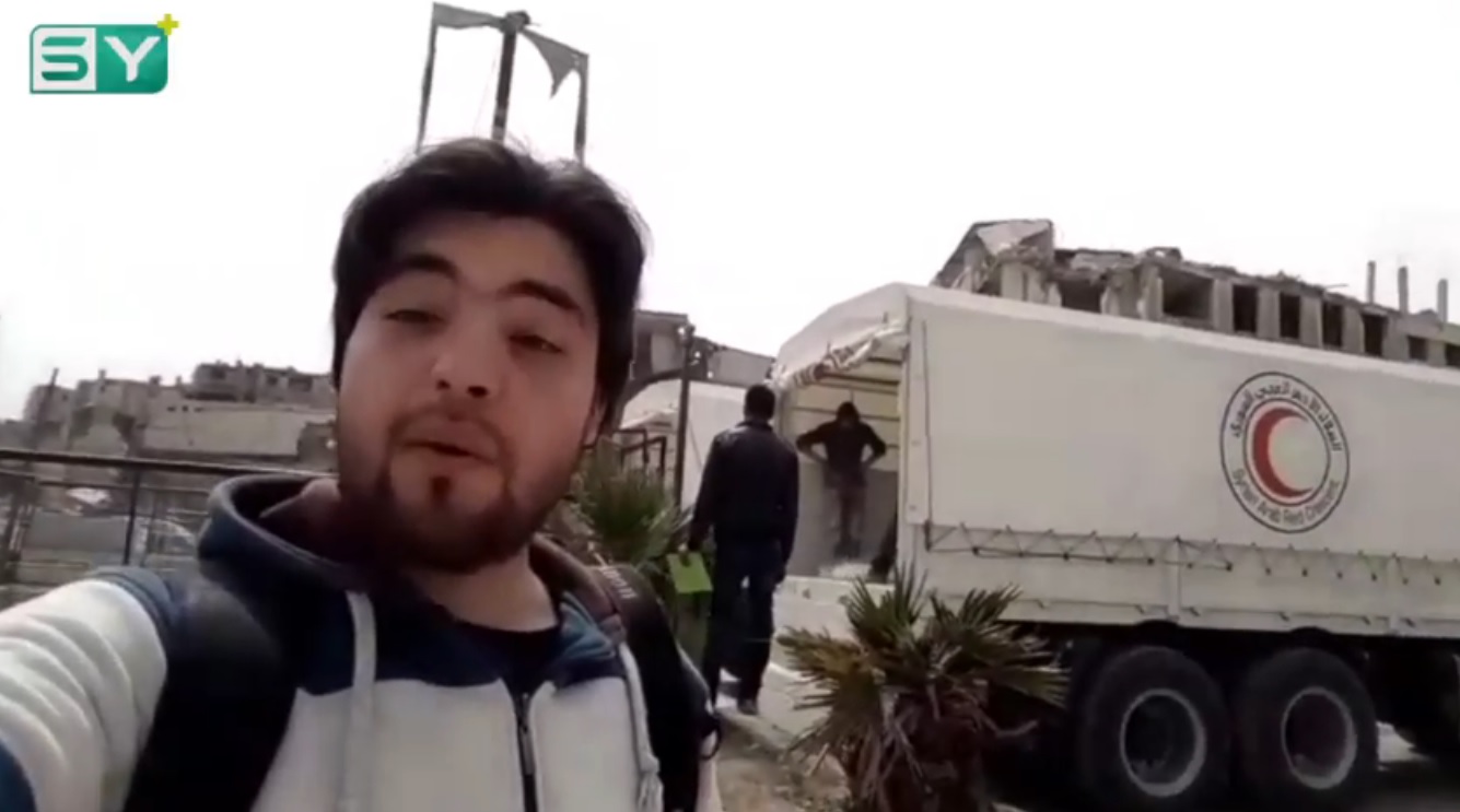 بعد استهداف محيطها.. القافلة تفرغ حمولتها على عجلة في الغوطة قبل المغادرة