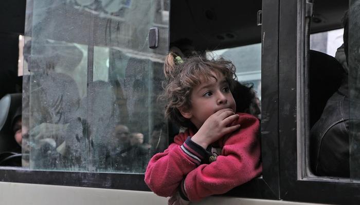 طفلة سورية في انتظار مصيرها بعد إجلائها من الغوطة الشرقية