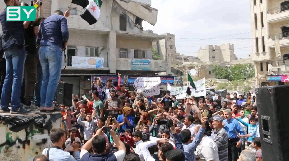 مظاهرات في مدينة معرة النعمان بإدلب تطالب برحيل “تحرير الشام” وعلى رأسها “الجولاني”