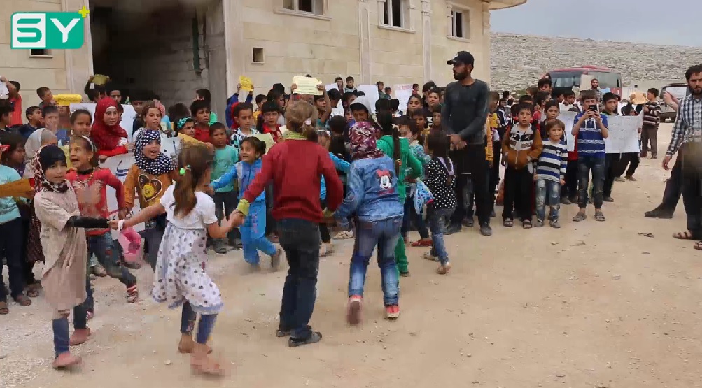 أطفال ريف إدلب ينظمون عرضاً تمثيلياً للتضامن مع ضحايا مجزرة الكيماوي في دوما