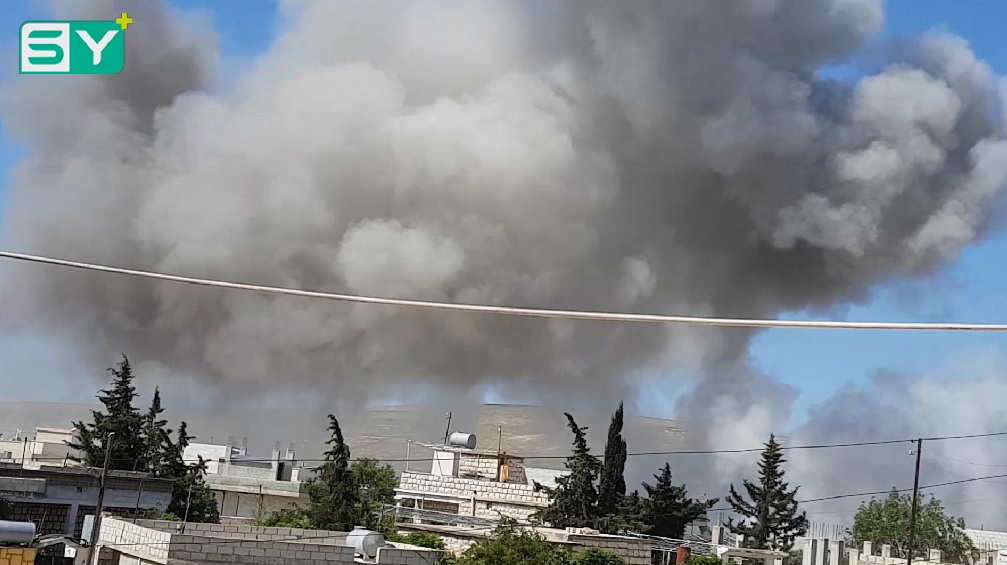 مقتل 4 مدنيين بينهم طفل وامرأة بغارات جوية على بلدة “معرة حرمة” بإدلب