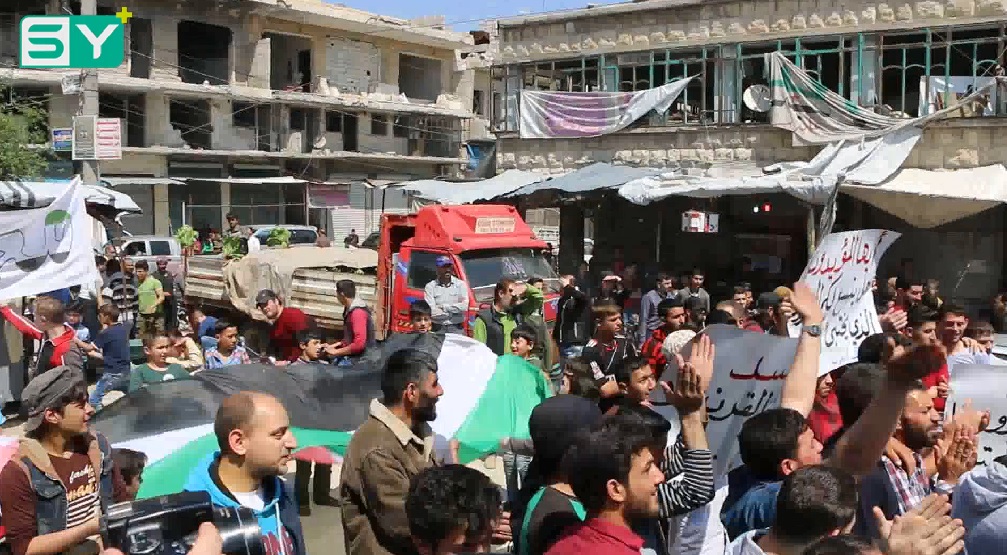 ساحات معرة النعمان تشتعل بالمظاهرات وتنادي بإسقاط الجولاني والأسد