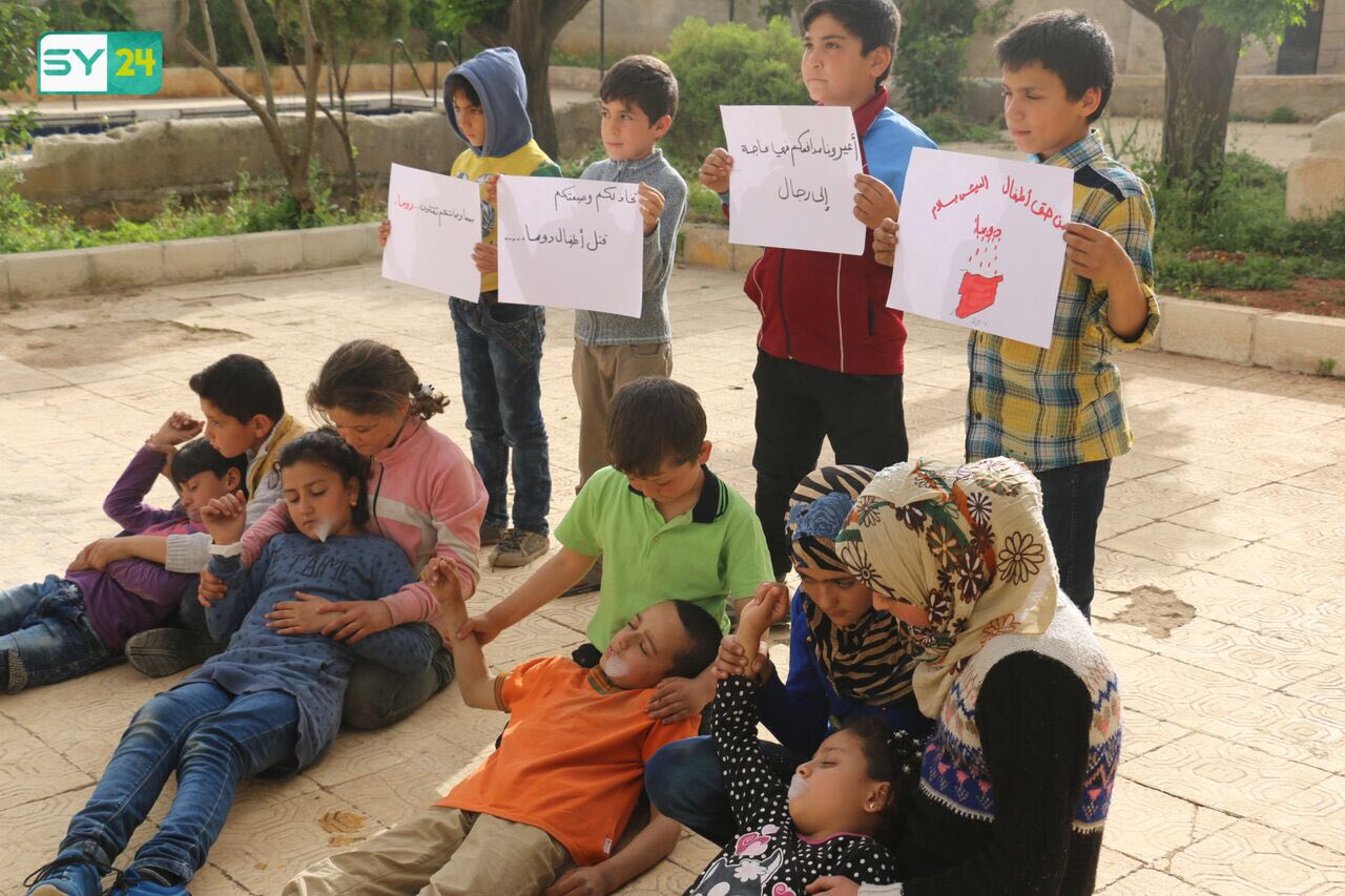 وقفة تضامنية لأطفال مدينة الأتارب مع ضحايا مجزرة الكيماوي في دوما