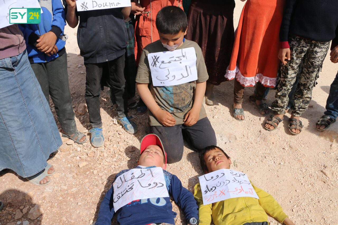 أطفال مخيمات دير حسان يعبرون على طريقتهم عن تضامنهم مع دوما