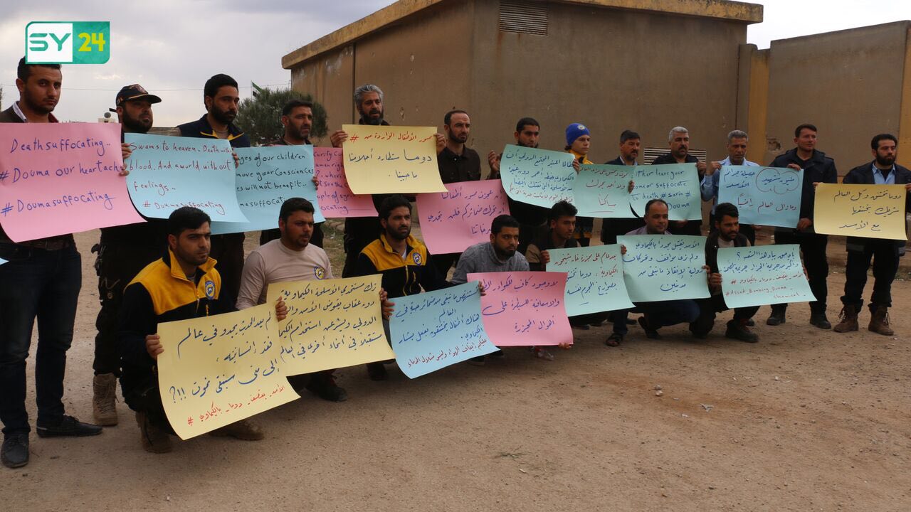 “أوقفوا الهواء لا الدماء”.. مهجرون وعناصر من الدفاع المدني والشرطة الحرة يتضامنون مع ضحايا دوما