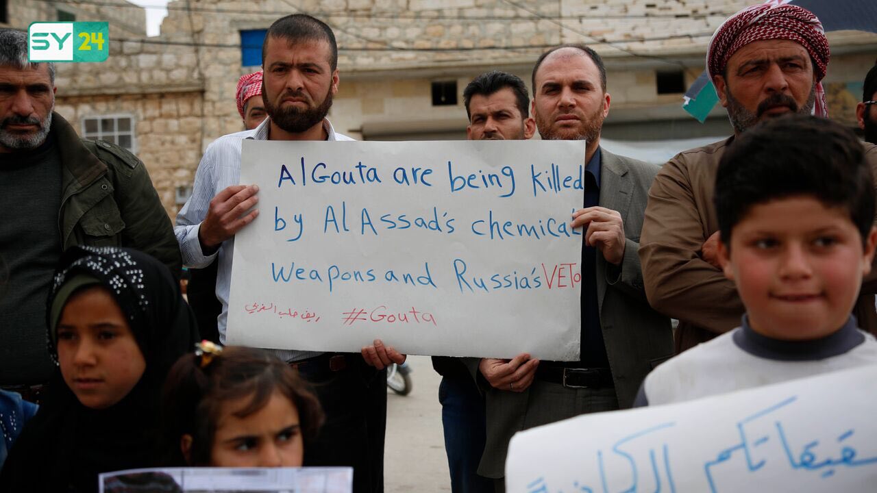 بعد مجزرة دوما.. مدنيون ينظمون وقفة احتجاجية في قبتان الجبل بريف حلب