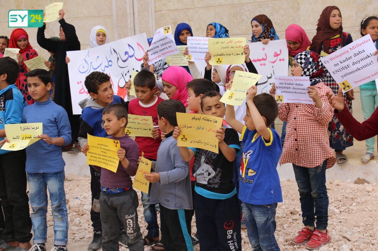 عشرات الأطفال يتظاهرون بالقرب من معبر باب الهوى نصرةً لمدينة دوما