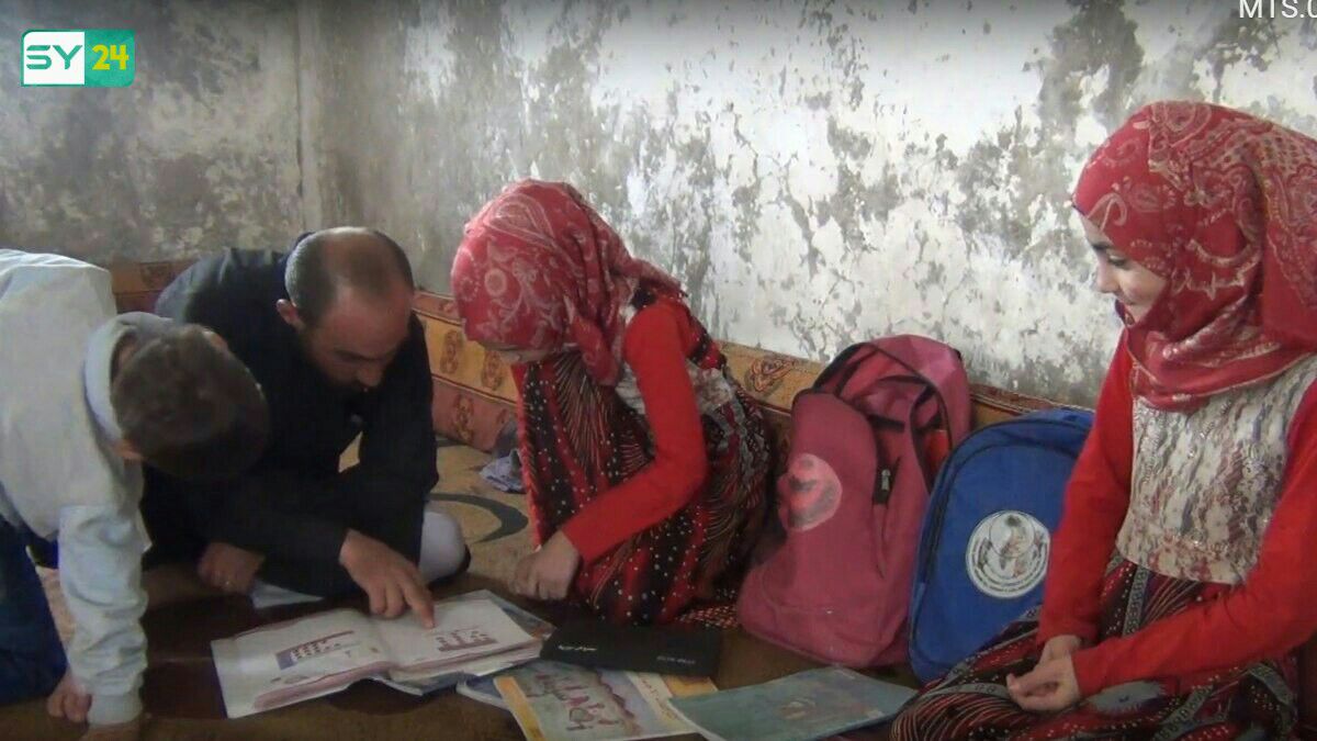 6 أطفال بلا أب أو أم.. قذيفة خاطفة تركتهم لجدتهم وعمهم في ريف حماة