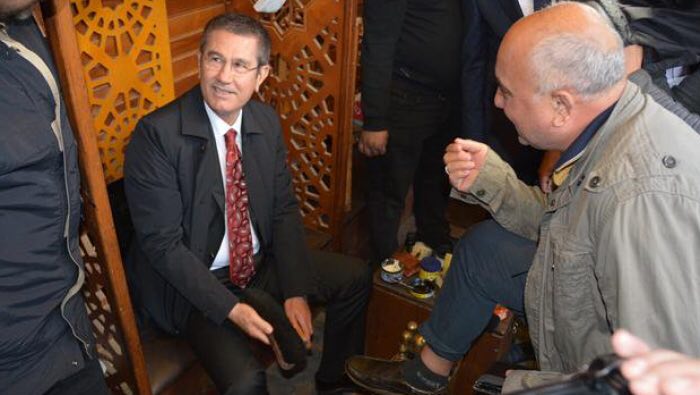 وزير الدفاع التركي يمسح حذاء مواطن تركي