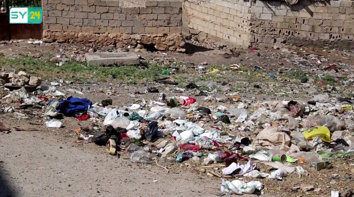 سوء الخدمات يزيد من معاناة سكان أحد أحياء مدينة الطبقة