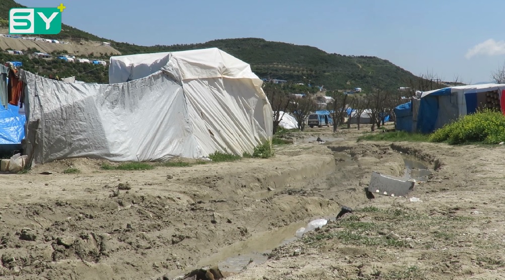 العواصف المطرية تُفاقم الوضع الإنساني للنازحين في ريف اللاذقية