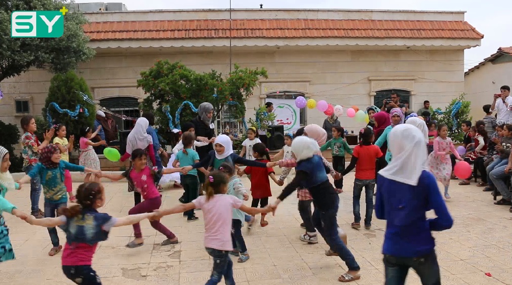 أطفال الغوطة الشرقية يشاركون أطفال ريف حلب حفلاتهم الترفيهية