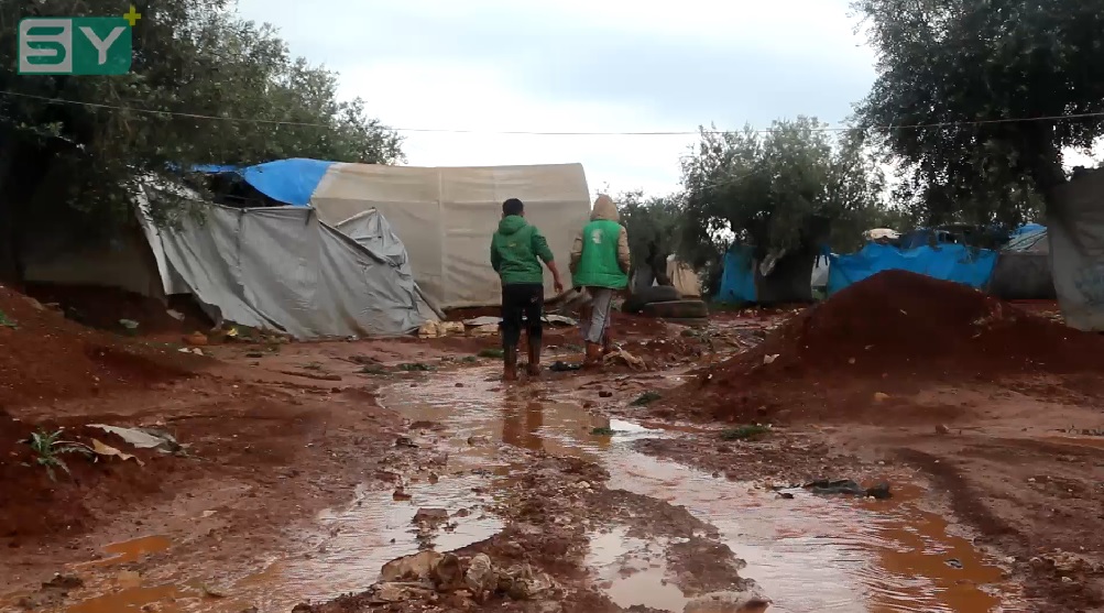 العواصف والأمطار تزيد من معاناة النازحين والمهجرين في مخيمات الشمال السوري