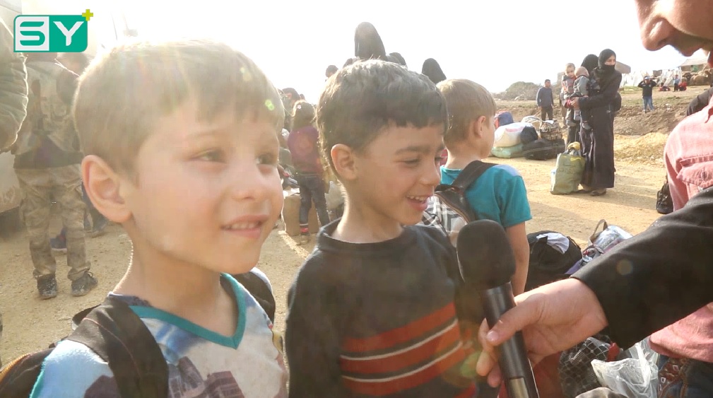 أطفال دوما بعد وصولهم ريف حلب: كانوا عم يضربونا كيماوي!