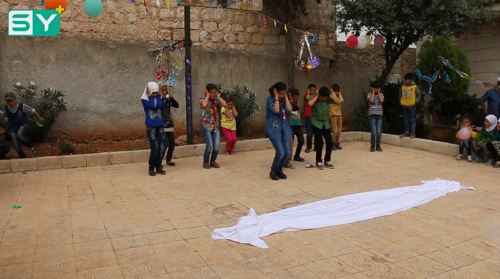 مسرحية “بكرا أحلى”.. بطلها أطفال الغوطة وريف حلب وآمال بوطنٍ ينعم فيه السلام