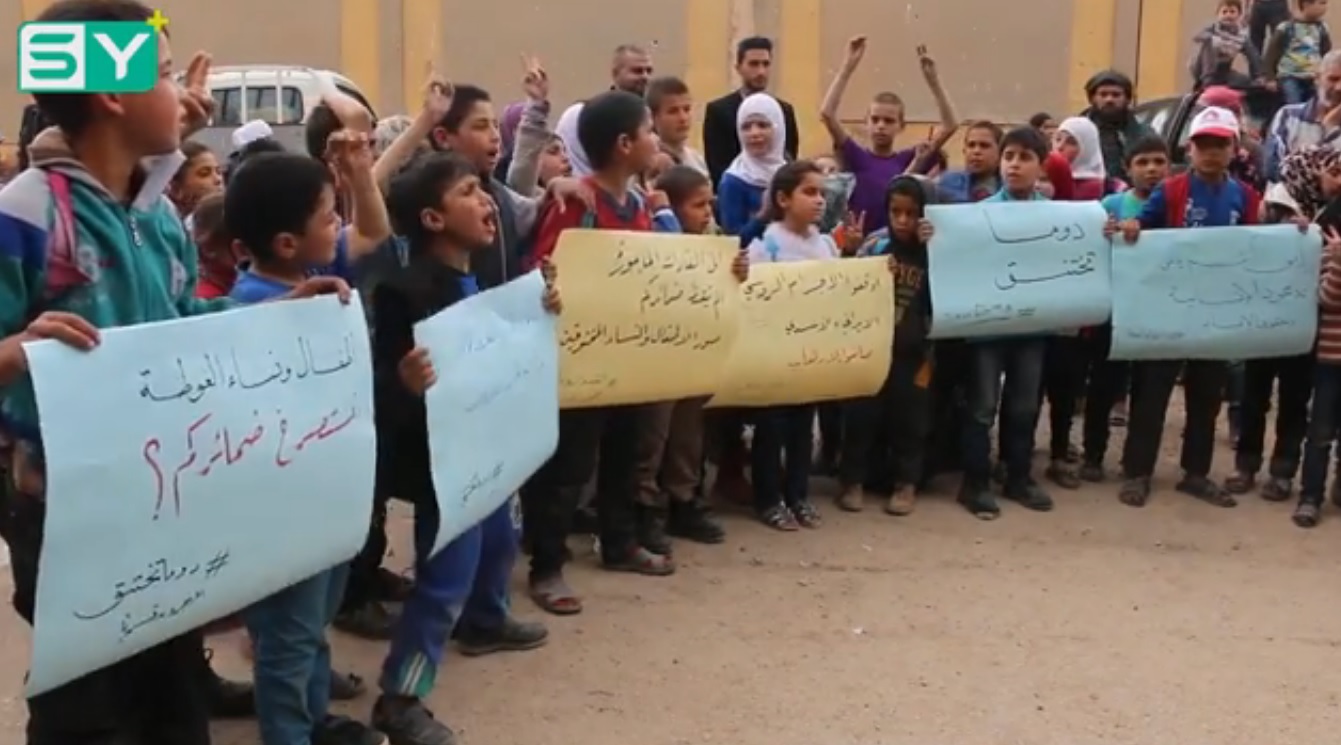 “أوقفوا الهواء لا الدماء”.. مهجرون وعناصر الشرطة الحرة يتضامنون مع ضحايا دوما