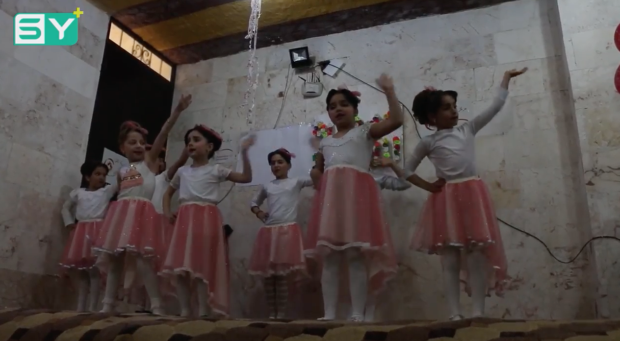 اختتام سلسلة دورات تدريبية للمرأة بحفل غنائي للأطفال في ريف حماة