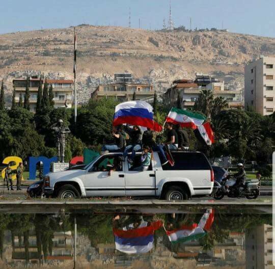 بأعلام روسيا وإيران.. موالون في دمشق يرفضون التدخل الخارجي!