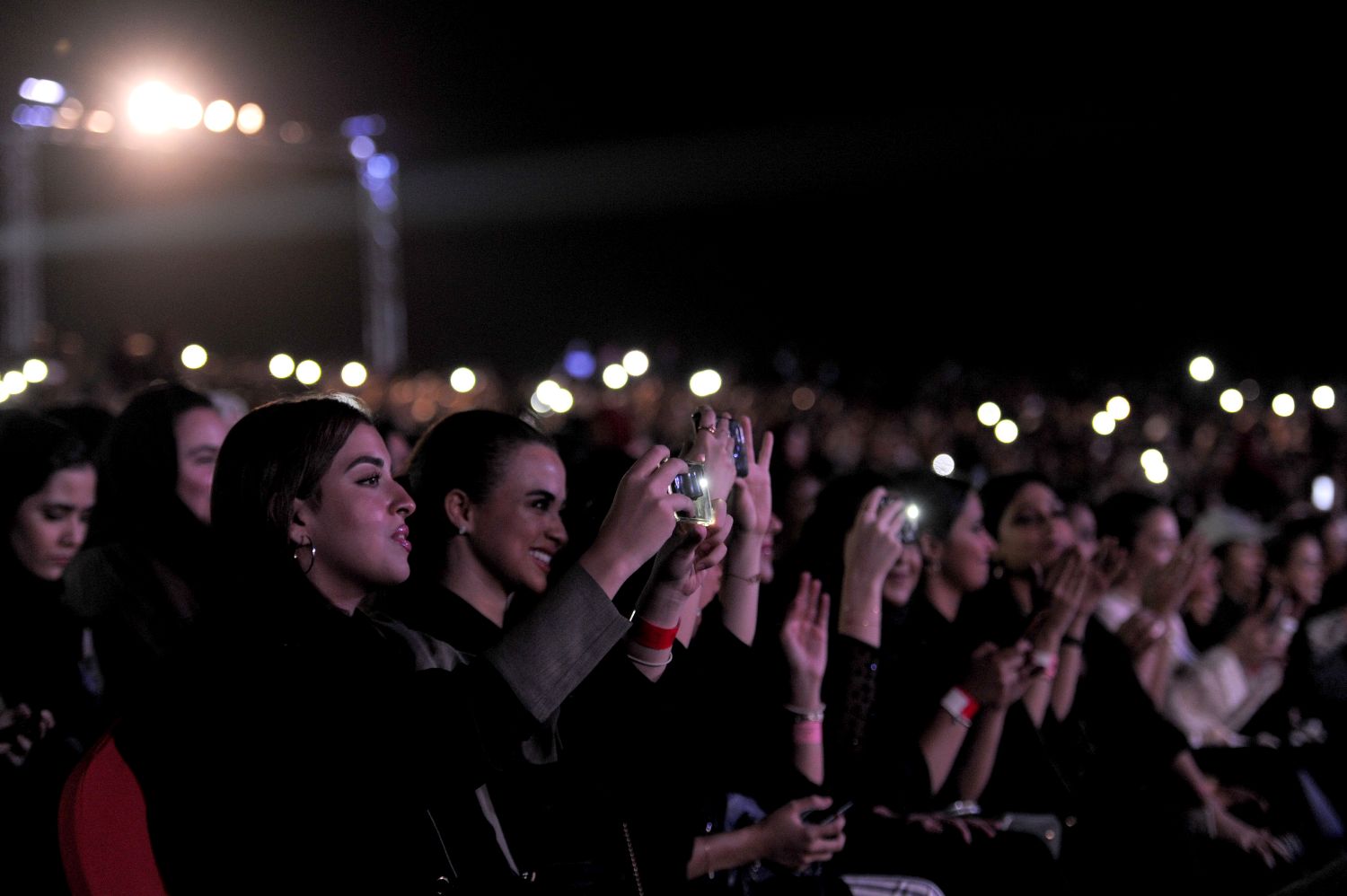 صورة من حفل المغني تامر حسني في جدة