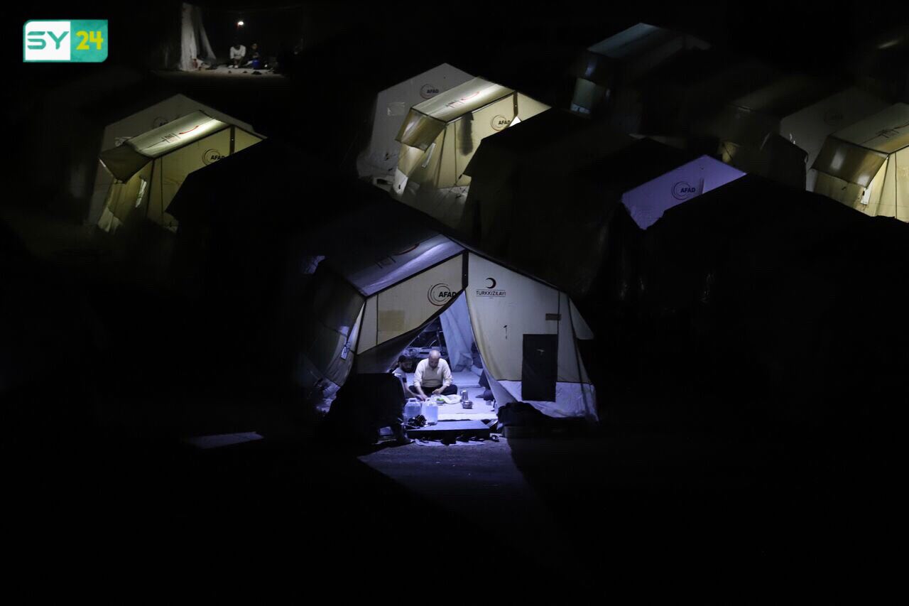 صور ليلية من مخيم مهجري الغوطة في جنديرس شمال حلب