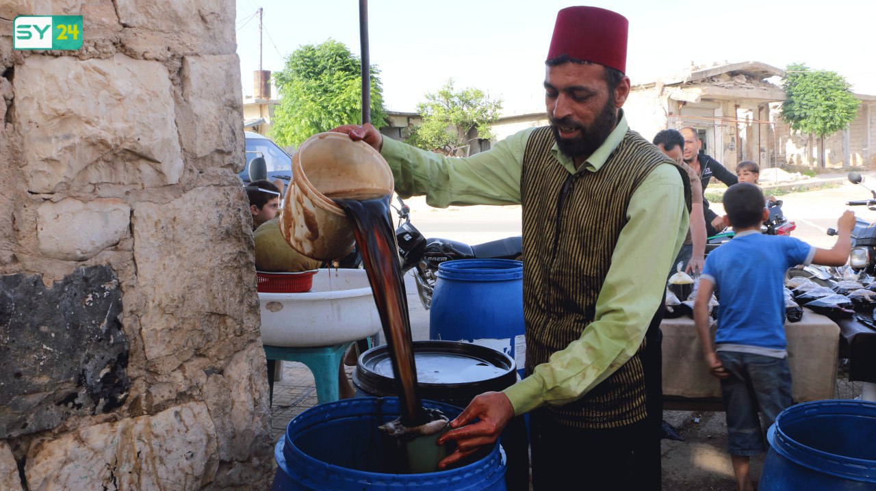 عرق السوس.. المشروب الرسمي لأهالي بلدة “معرة حرمة” في ريف إدلب خلال رمضان