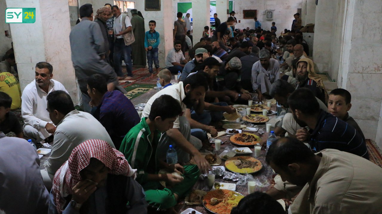 جمعية “عطاء” تقيم إفطاراً جماعياً للأهالي والمهجرين في معرة حرمة بإدلب