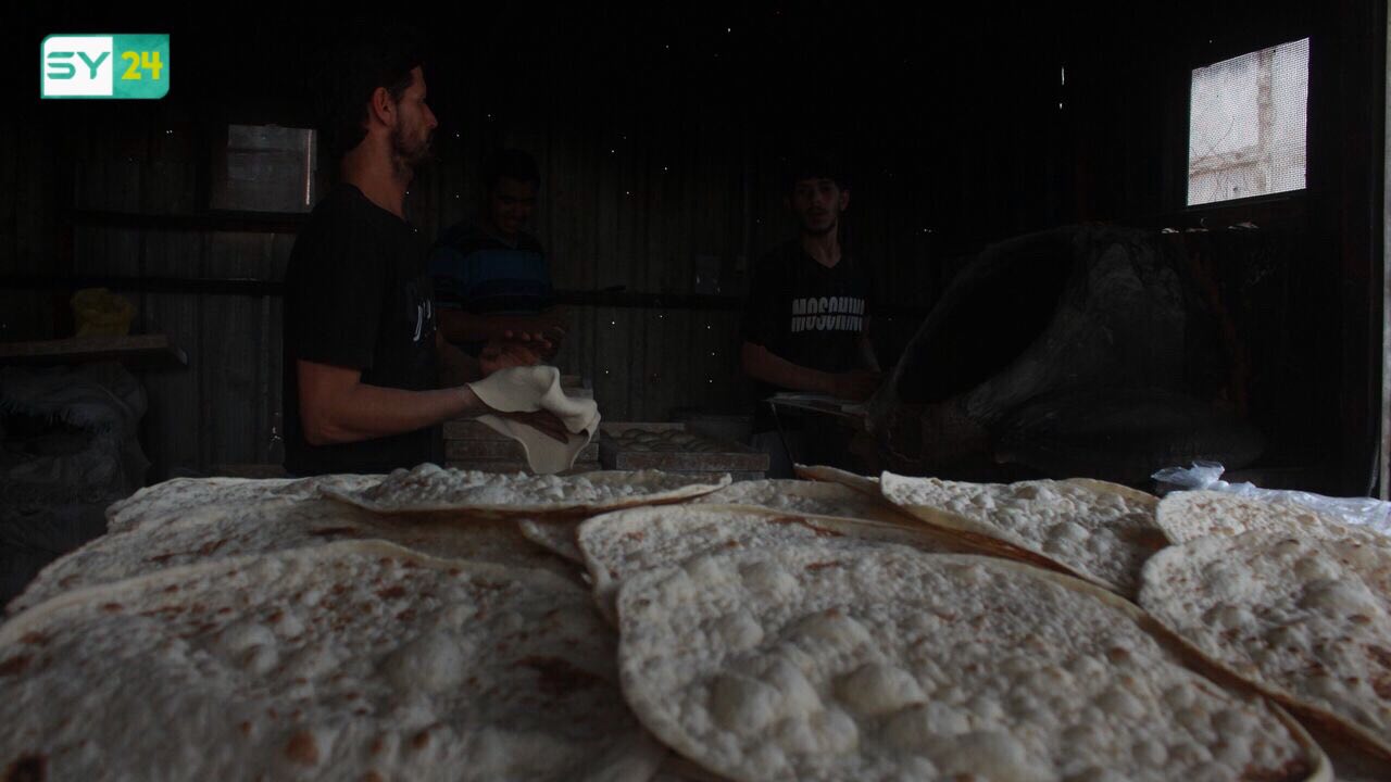 خبز التنور.. عادة قديمة ما زالت موجودة لدى أهالي ريف حلب