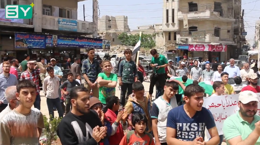 من ساحات معرة النعمان المتظاهرون يرددون: “مكتوب على علمنا الجولاني والأسد خائن وطننا”