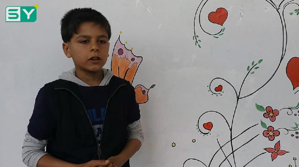 طفل سوري “ابن الثورة” يغني للأمهات…