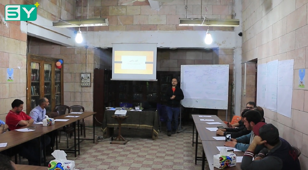 ناشطون يقيمون ندوةً توعوية بعنوان “العلم سلاحي” في معرة النعمان