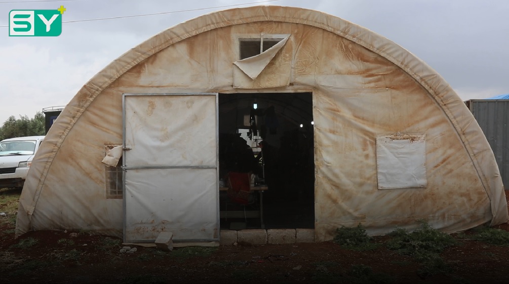 إحدى نساء تل رفعت تنشأ بمجهودها الخاص مشغل خياطة لتأمين فرص عمل للنساء بريف حلب