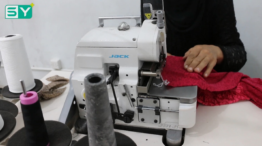 “مشغل خياطة” يقدم خدماته للنساء اللواتي فقدن أزواجهن في مدينة الأتارب