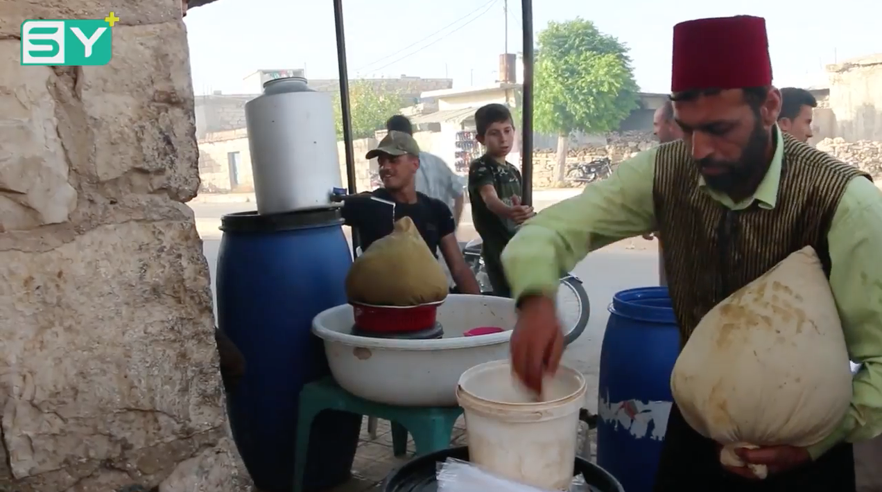 “قرّب يا سيدي دوق من إيدي”.. باعة عرق السوس في معرة حرمة بريف إدلب