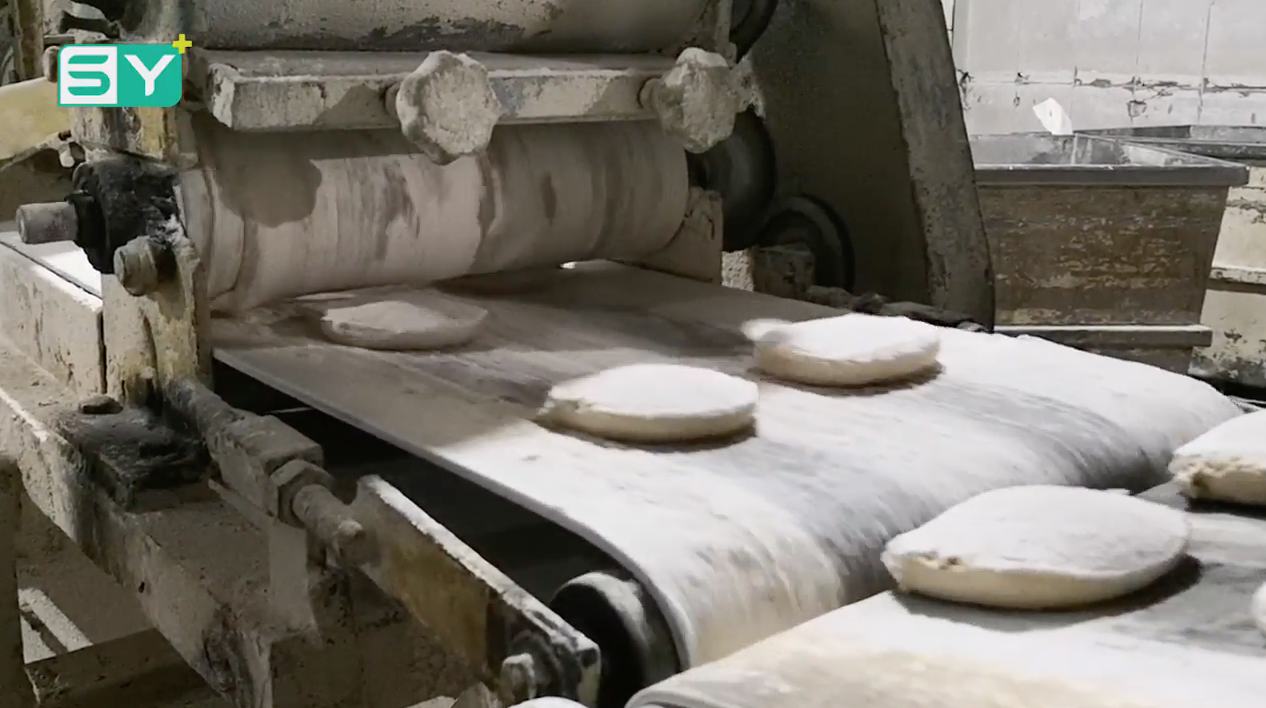 وجهاء بصرى الشام يزورن الفرن الآلي في المدينة للاطلاع على أعماله