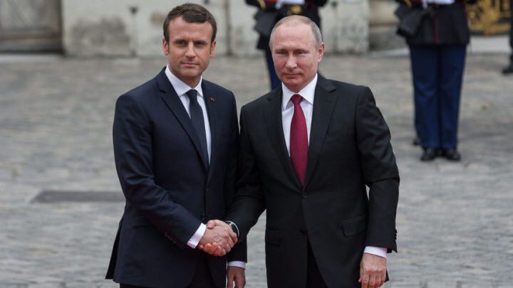 الرئيسان الروسي "فلاديمير بوتين" والفرنسي "إيمانويل ماكرون"