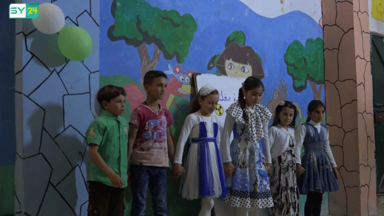 أطفال سوريون يجسدون آلامهم بعروض مسرحية فنية في ريف إدلب