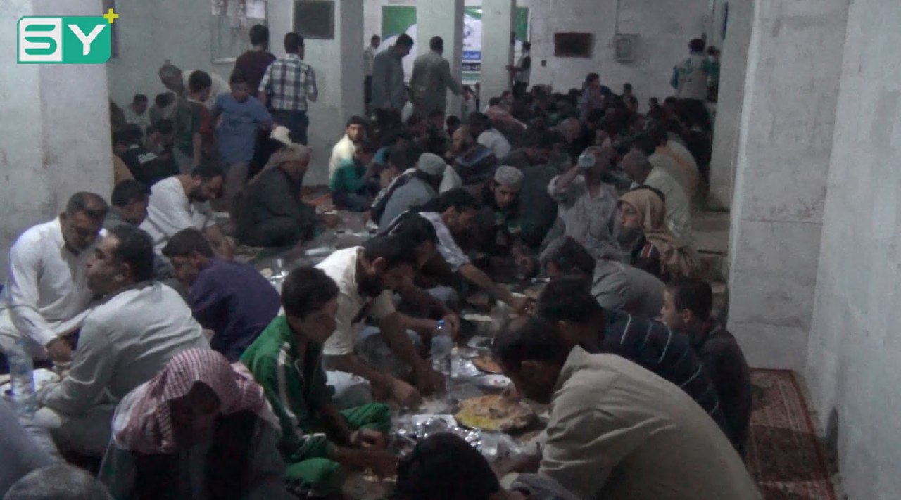 جمعية “عطاء” تقيم إفطاراً جماعياً للأهالي والمهجرين في معرة حرمة بإدلب