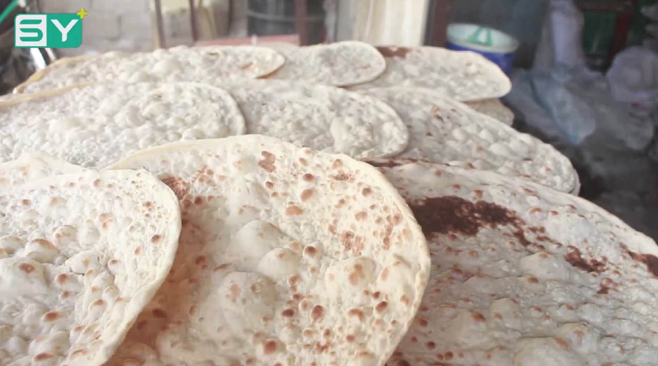 خبز التنور.. عادة قديمة ما زالت موجودة لدى أهالي ريف حلب
