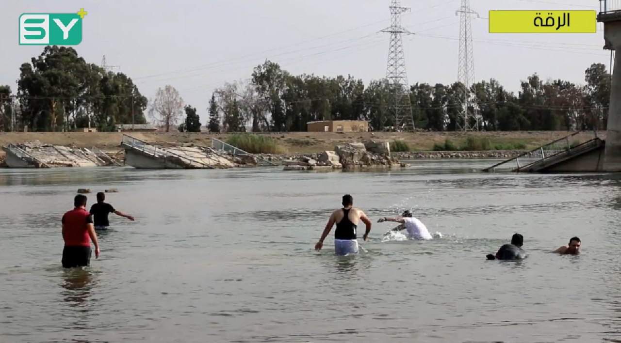 في ظل ارتفاع درجات الحرارة… أهالي الرقة يلجؤون إلى الفرات