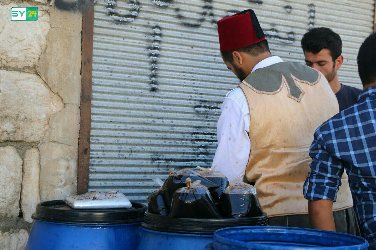 باللباس الفلكلوري والمشروبات العريقة.. رمضان ينعش أسواق مدينة كفرنبل بإدلب