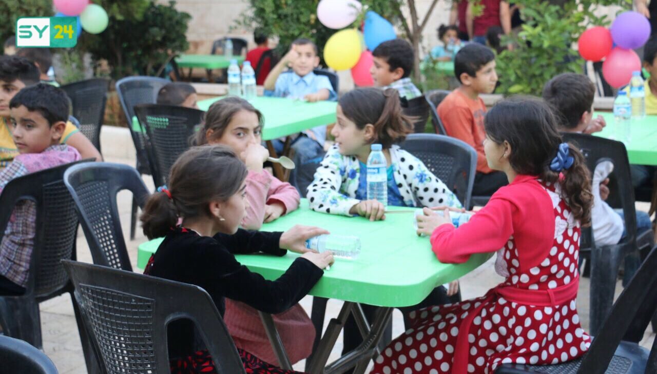 إقامة إفطار جماعي للأطفال المهجرين من الغوطة في الأتارب بحلب