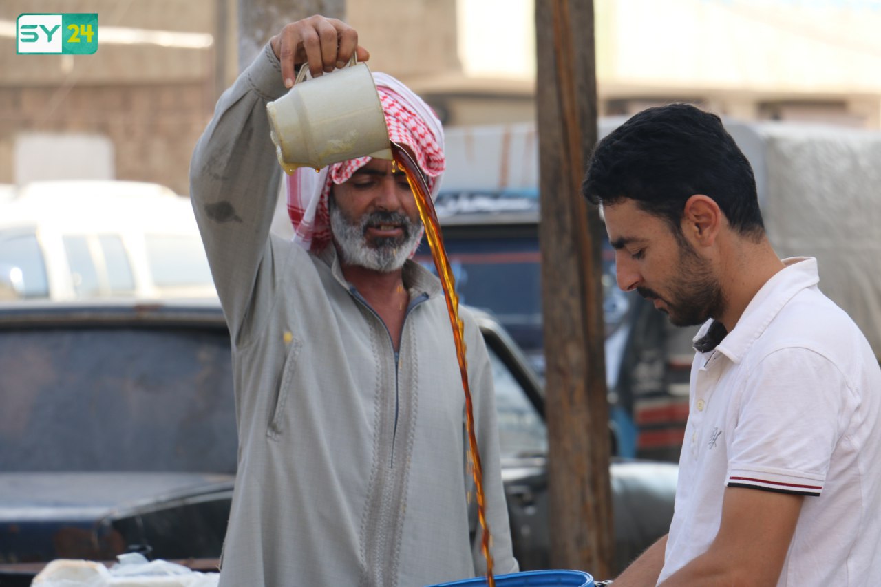 بسطات “عرق السوس” والتمر والكعك تزين شوارع بابتبو في ريف حلب الغربي