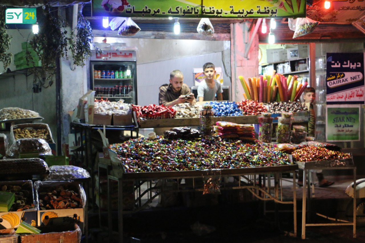 حلويات العيد والقهوة المرة والفاكهة تزيّن أسواق مدينة جسر الشغور بريف إدلب