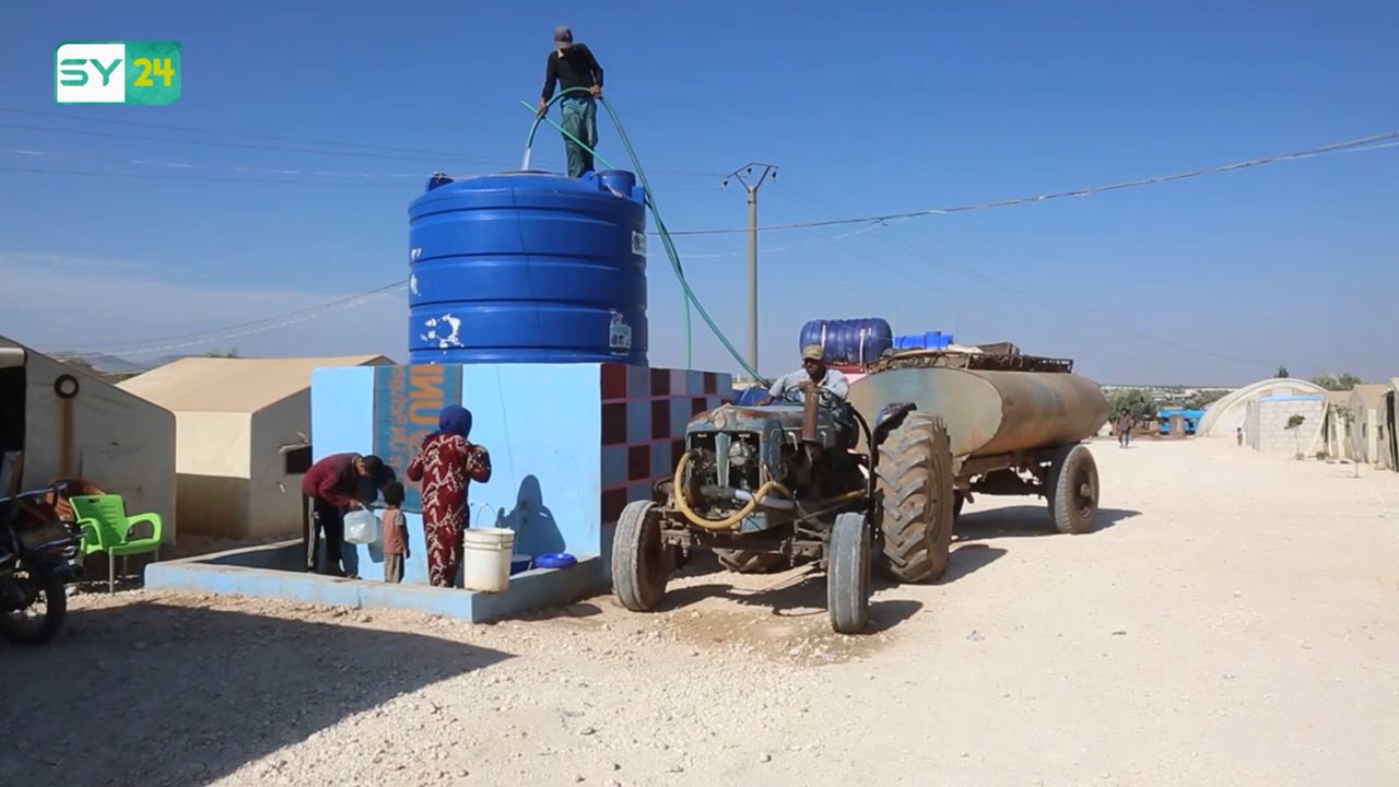 تقديم بعض الخدمات للنازحين في مخيم “شمارين” شمال حلب