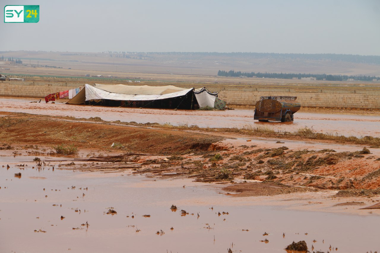الأمطار تجرف عدداً من الخيم وتقطع الطرقات في ريف حلب
