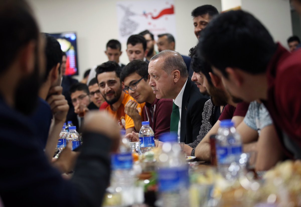 طالب يدعو أردوغان إلى السحور عبر تويتر.. والرئيس يرد: سآتي إذا كان الشاي جاهزاً