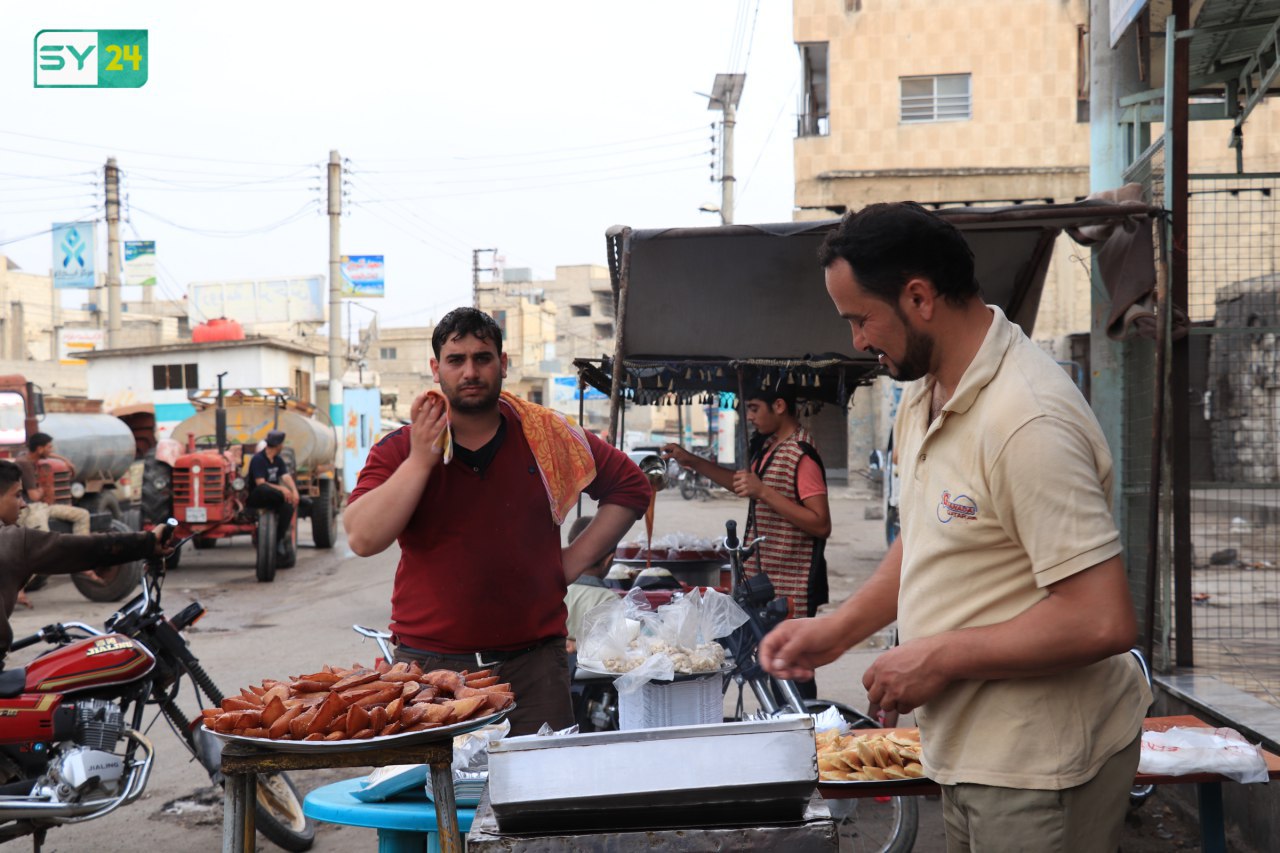 الحلويات وعرق السوس والتمر تزيّن أسواق ريف درعا الغربي في رمضان