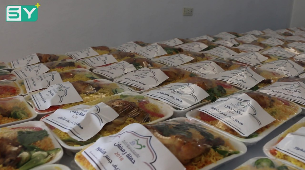 توزيع وجبات غذائية في رمضان للنازحين من مخيمات ريف اللاذقية وجسر الشغور